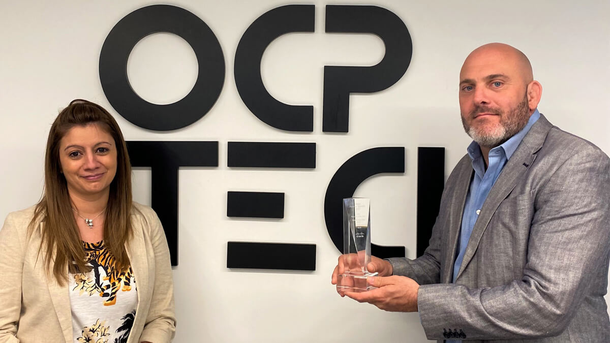 Nadia Simon, Regional Manager customer experience; y Andres Quinn,
COO de la compañía forman parte del equipo de OCP Tech premiado con el más
alto reconocimiento de Cisco.