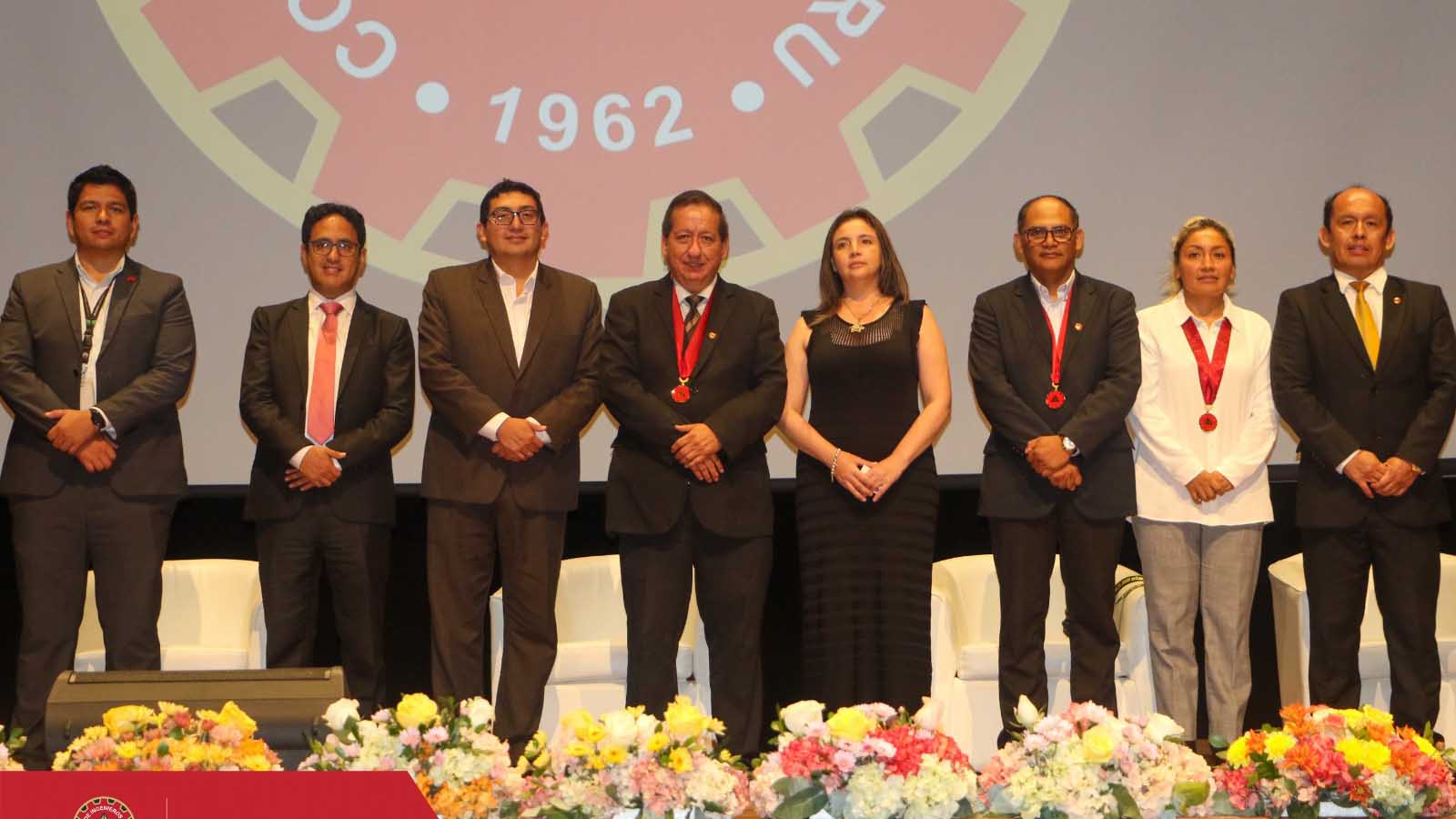 Juan Francisco Madrid, presidente del Capítulo de Ingeniería Electrónica CIP y Bleny Valdivia, gerente de Relaciones Públicas Huawei Perú; organizadores del Encuentro, junto a los speakers y directores CIP.