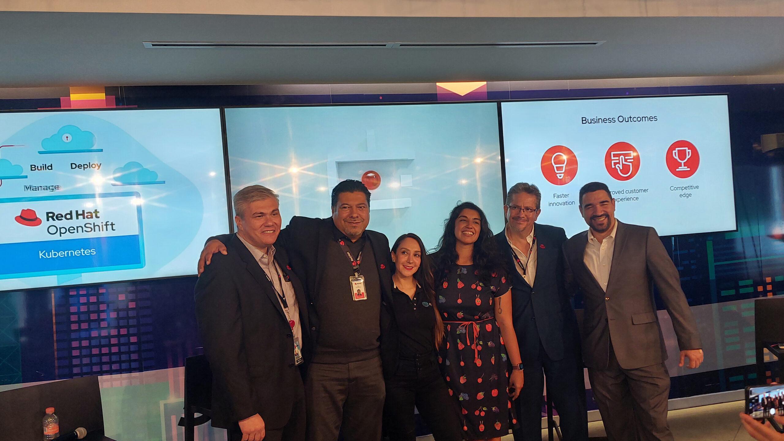 Arturo Barraza, Director del Laboratorio de Innovación 5G en AT&T; Juan Carlos Zeron, Business Dev, Director Latam Red Hat; Livio Silva Industry y Principal Strategist Arquitect Latam RedHat; Argimiro Santos Account Manager México de Red Hat; Fernanda Martinez, Relación con Medios AT&T; Myna Lira , AVP Tecnología y Comercializacion de AT&T México.