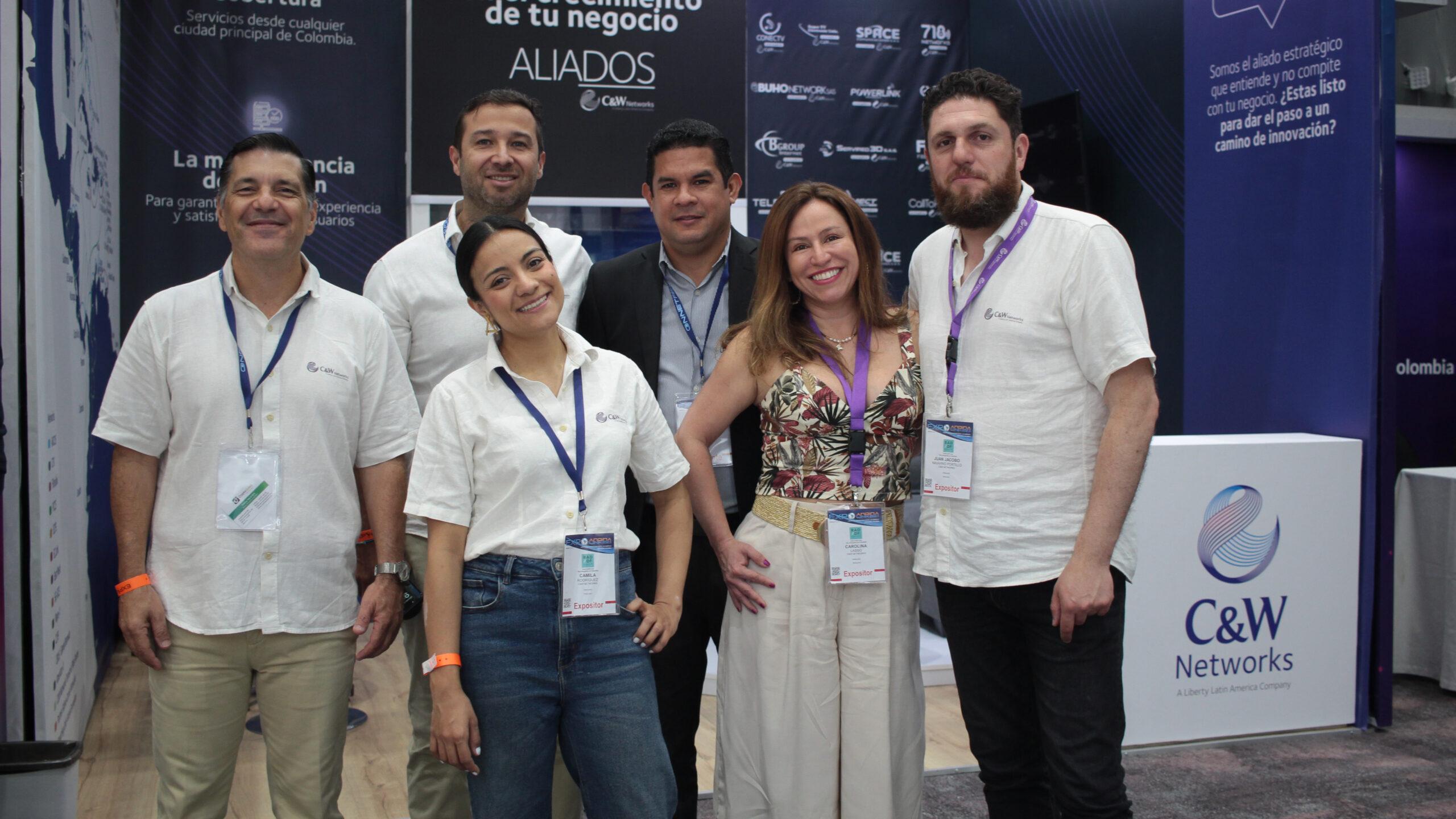 César Lafaurie, director Comercial de C&W para la región Andina, junto al resto del equipo de la marca.