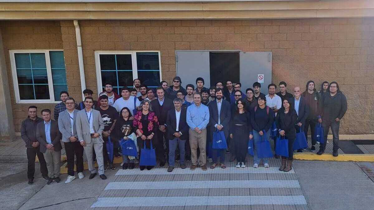 El Subsecretario de Telecomunicaciones, Claudio Araya, visitó la ‘landing station’ junto a una treintena de alumnos de INACAP y el director Sectorial de Tecnología Aplicada de la institución, Álvaro Castro