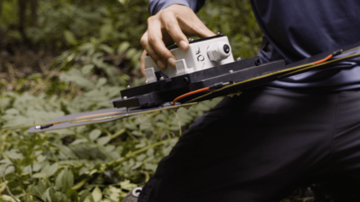 Con dispositivos de alta tecnología en medio de la selva