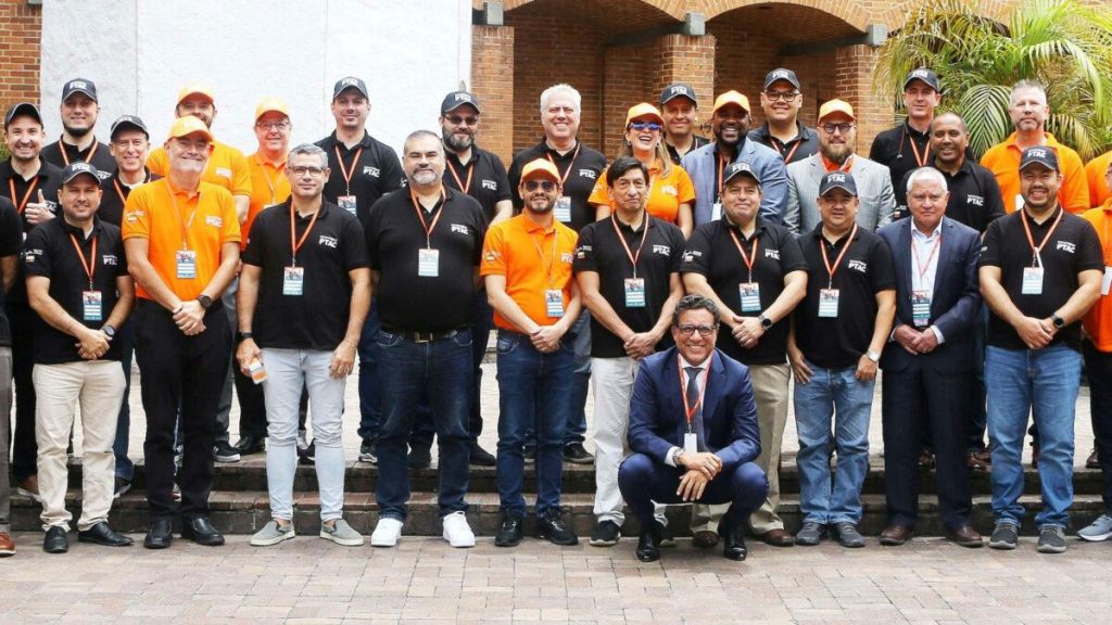 Vicepresidentes globales y directivos regionales de SonicWall junto a los principales socios de negocios.