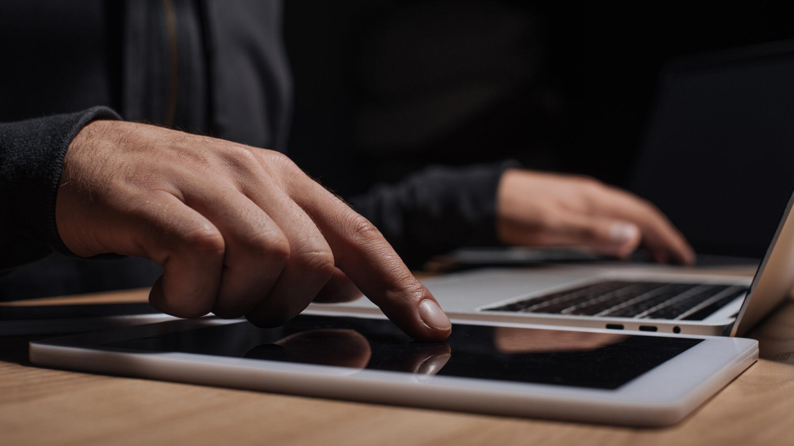 Más allá del hardware, la migración a equipos empresariales representa una inversión en resiliencia.