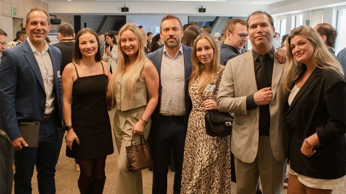 Equipo América Digital: (izq a der.)
Eduardo Gorrín, gerente comercial; Grace Alegría, jefa de coordinaciones;
Marjorie Cooper, presentadora en el Congreso; Lesley Robles, director de America Digital;
Paula Vargas, account manager; Gabriel Valenzuela, coordinador de diseño; Paulina Moyano, coordinadora de cuentas.