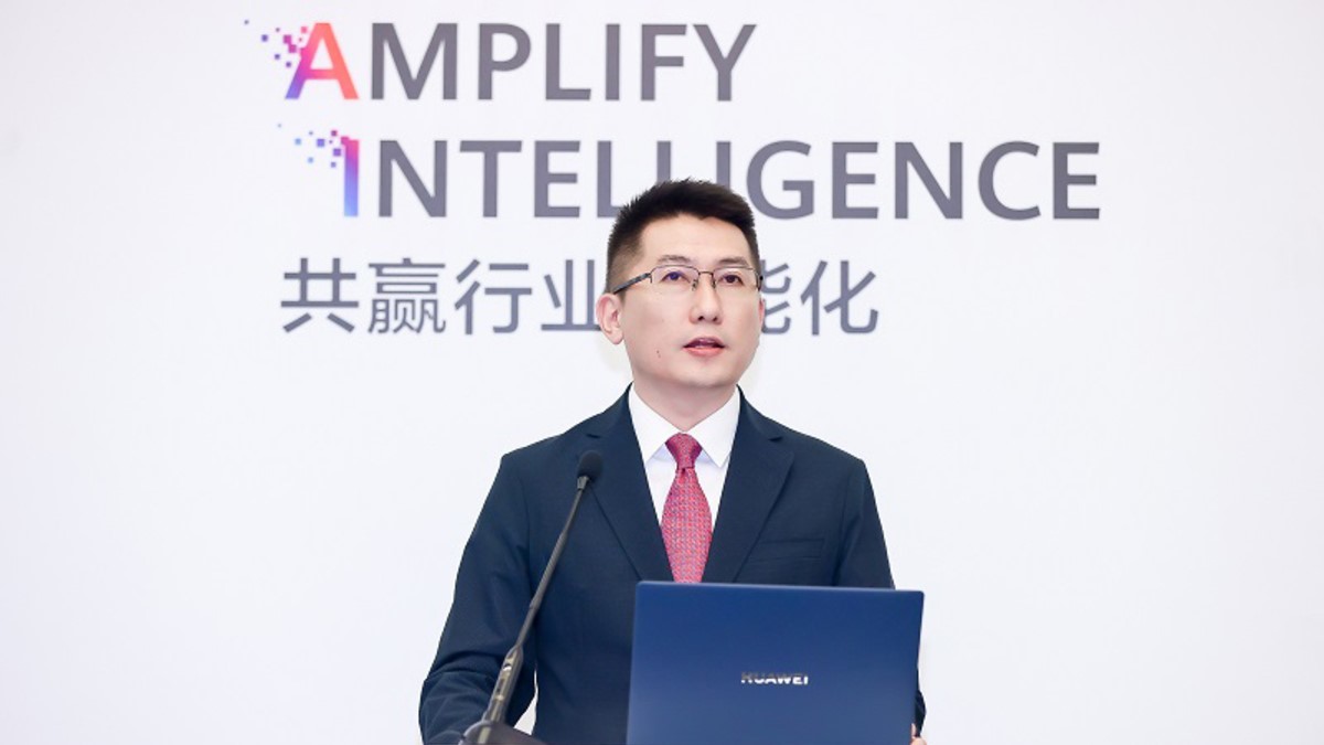 Jeffrey Zhou, presidente de marketing de TIC de Huawei Global. La empresa compartió la visión 2030, destacando avances tecnológicos en salud, energía, transporte y más, impulsados por inteligencia artificial y sostenibilidad.