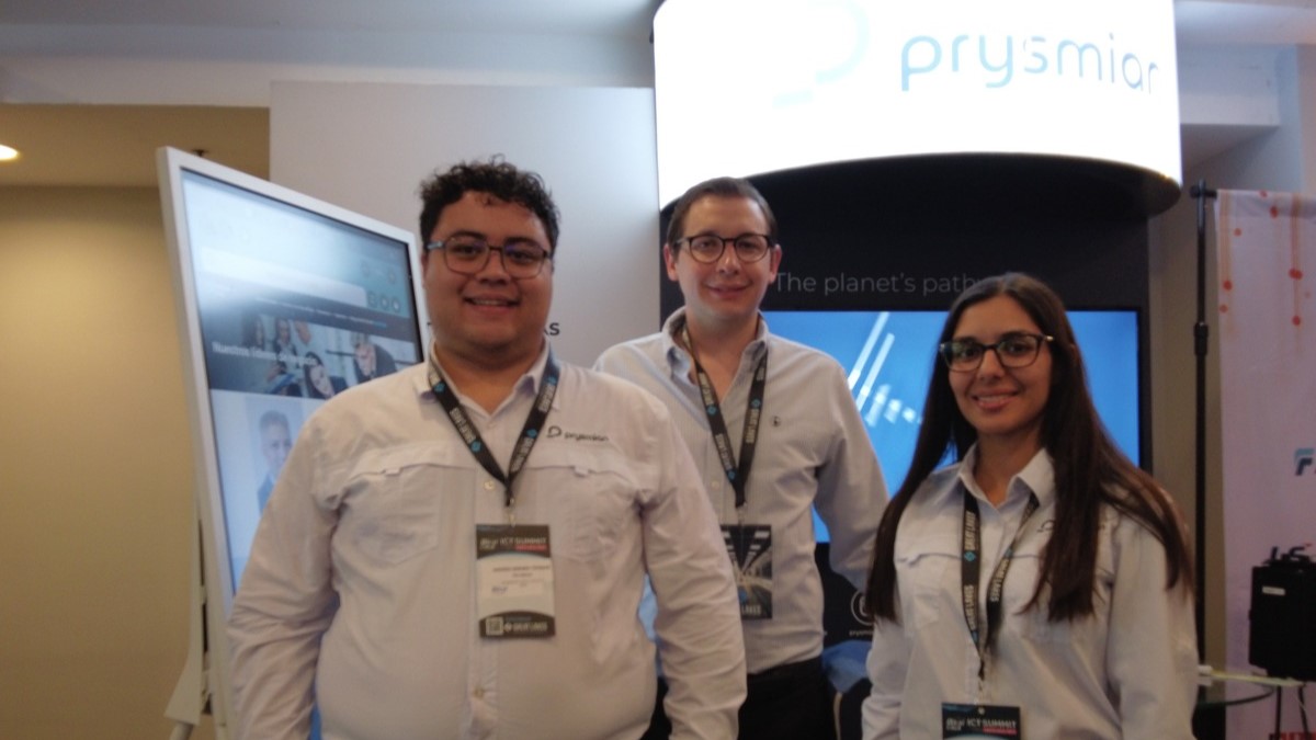Equipo de Prysmian presente en el BICSI CALA ICT Summit Costa Rica: Andrés Brenes (Business Intelligence), Rubén Ceja (Telecom México Product Specialist) y Charlyn Rodríguez (Especialista Diseño de Cables).