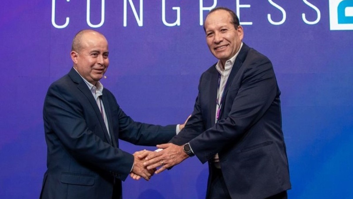 Momento clave en el CIIT LATAM CONGRESS 2025: su presidente Rafael Estrada, gerente de TI y Control de Procesos de Antamina otorga la presidencia a Mijalko Ugarte, IT Superintendent en Cerro Verde, quien liderará la edición CIIT LATAM CONGRESS 2026.