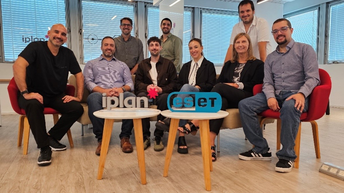 Equipo de iplan y ESET en las oficinas de iplan, en el contexto de la firma de la alianza.