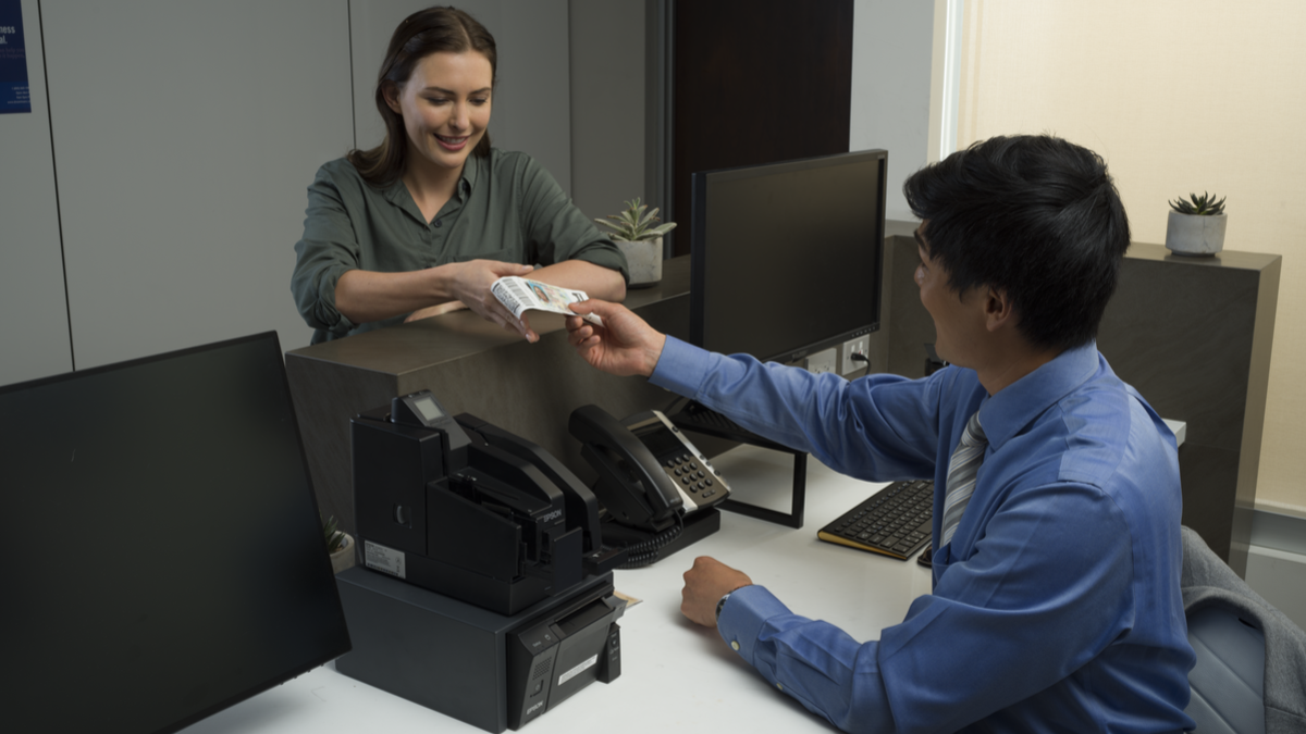 Epson refuerza la optimización de operaciones bancarias a través de soluciones POS y escáneres de cheques.