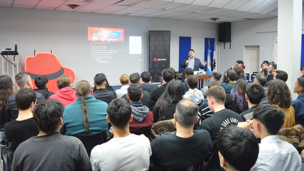 La empresa brinda charlas para estudiantes de diferentes países de la región para abordar los pilares del código abierto y su papel fundamental en la construcción de soluciones tecnológicas de IA del presente y del futuro.