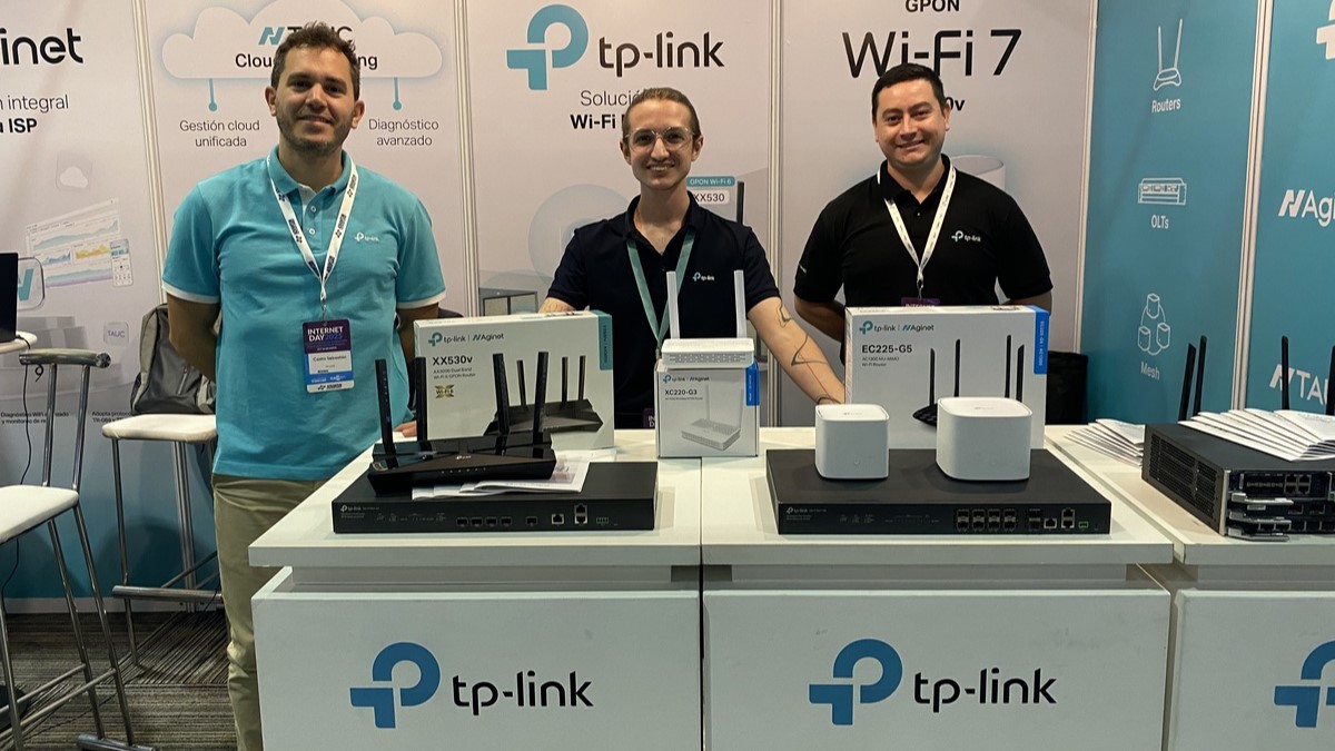 Equipo de TP-Link en el evento de CABASE: Sebastián Castro, SMB & ISP Customer Manager; Rohan Rodríguez, Marketing & Design Specialist; y Pablo Hernández, Account Manager.