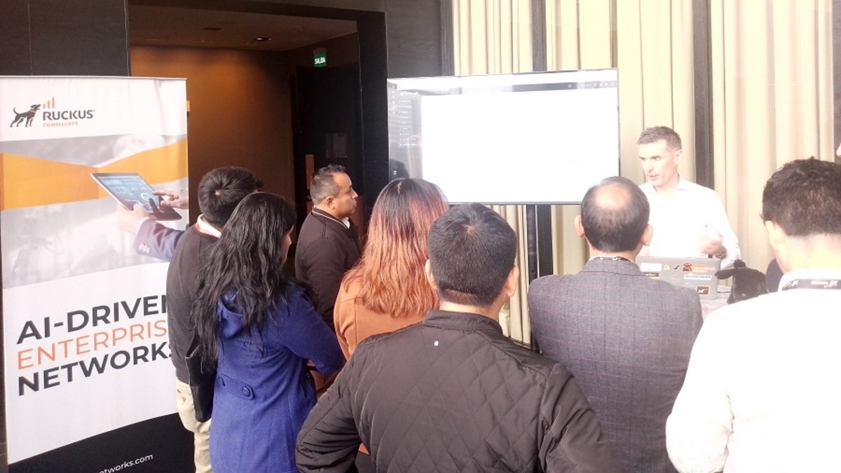 Emilio Capetolo, Consulting Systems Engineer South of Latin America en RUCKUS Networks, con los últimos avances en redes inteligentes que transforman estrategias empresariales.