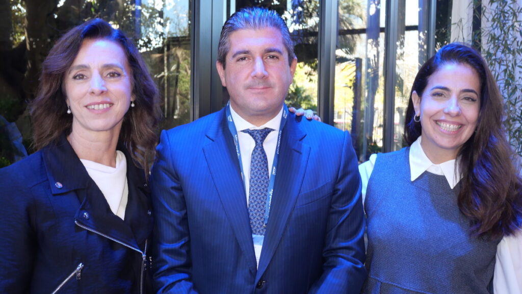 Claudia Boeri, presidente MCA Latam, y Adriana Aroulho, presidente Latin America & Caribbean de SAP, rodean a Daniel Ketchibachian, CEO de Aeropuertos Argentina 2000 en Buenos Aires