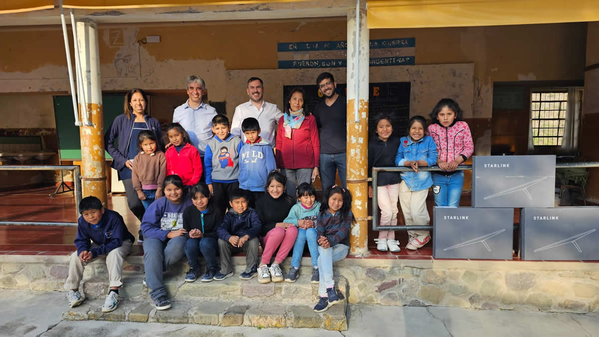 Gracias a la implementación de tecnología satelital de última generación, el proyecto garantiza la igualdad de oportunidades para estudiantes y facilita la modernización de la gestión pública, permitiendo –en algunos casos por primera vez–, el acceso a banda ancha de alta capacidad incluso en los parajes más aislados del noroeste argentino.