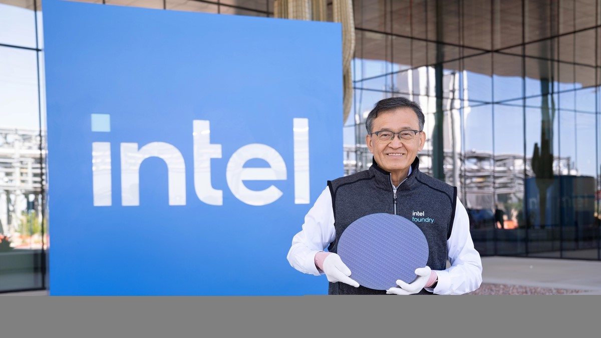El CEO de Intel, Lip-Bu Tan, sostiene una oblea de CPUs para la serie Intel Core Ultra 3, con nombre clave Panther Lake, fuera del campus Intel Ocotillo en Chandler, Arizona.