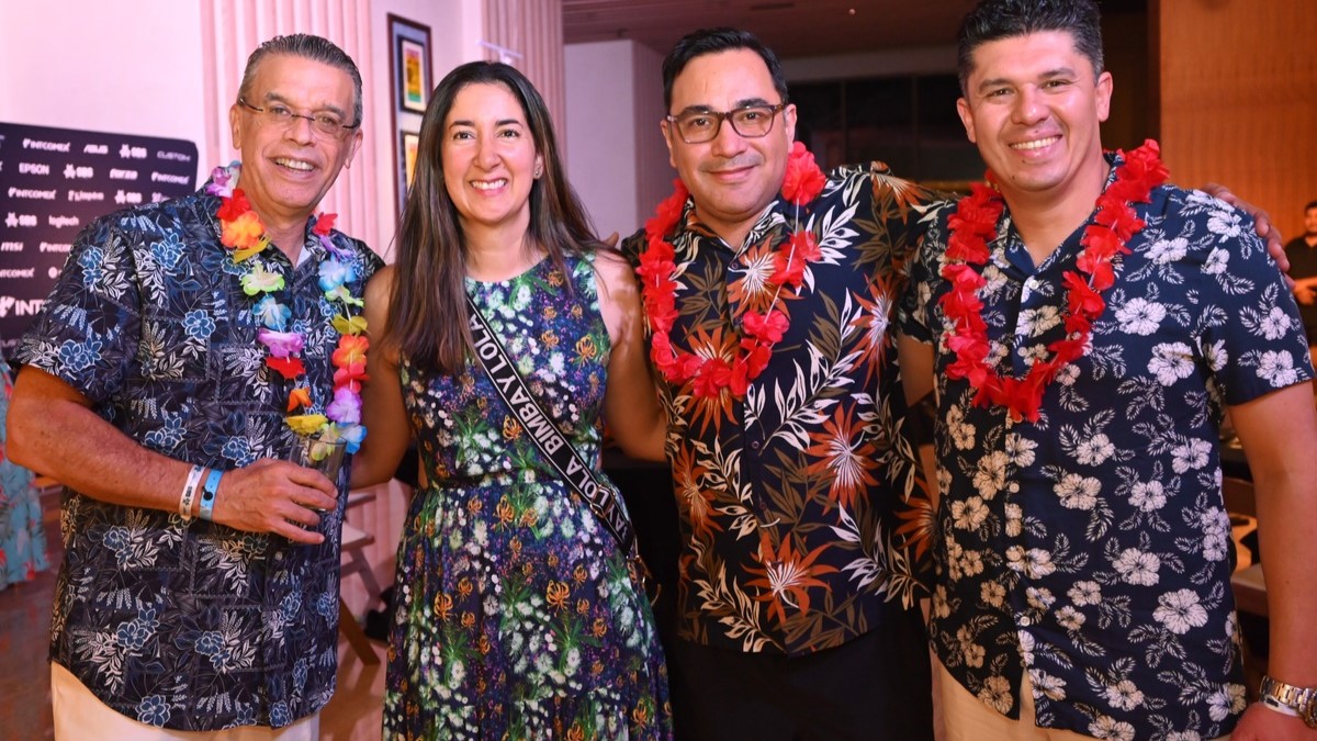 Sandra Barahona, Directora de Marketing de Intcomex junto a clientes y vendors de la marca.