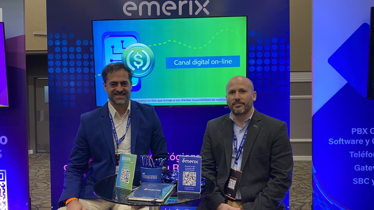 El stand de Émerix en el Customer Experience & Innovation Congress de Paraguay con su gerente de Gestión del Conocimiento, Alianzas y Calidad, Andrés Pérez Rodríguez; y su gerente comercial, Alejandro Garavano.