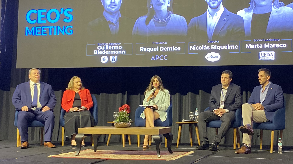 Raquel Dentice, directora del CFP y presidenta de la APCC, organizadores del evento, lideró el CEOs meeting. Participaron del panel Nicolas Riquelme (Mazzei), Marta Mareco (Frigorífico UPISA), Osvaldo Serafini (Banco GNB), y Guillermo Biedermann (Pizza Hut y KFC).