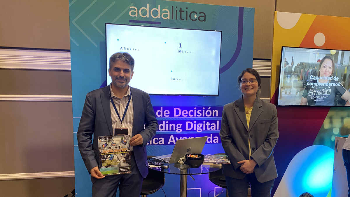 Martín Riera, director comercial de addalítica con su Full Stack Developer, Bianca Benítez.