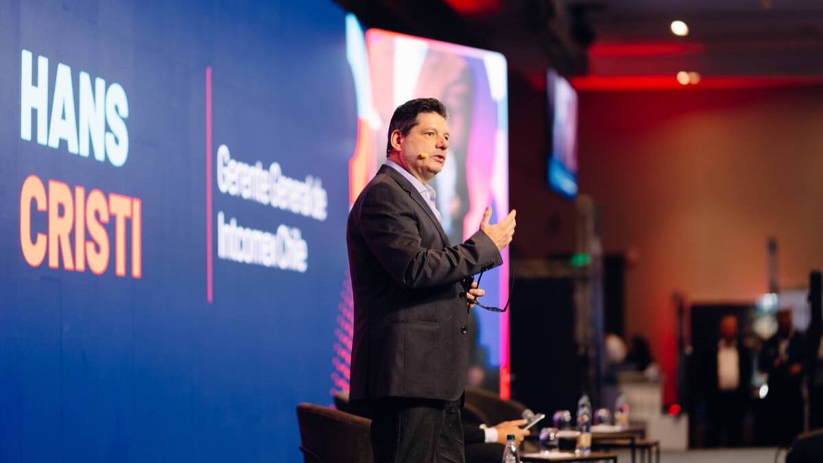 Hans Cristi, gerente general de Intcomex Chile, destacando al evento como un lugar donde se recuperó la cercanía en el sector tecnológico.