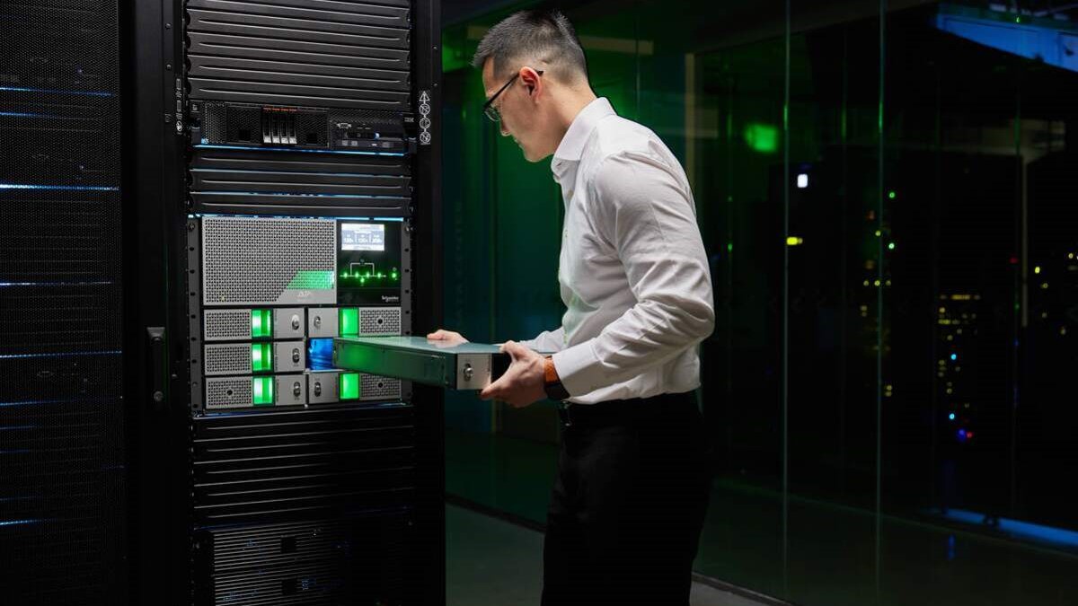 El consumo eléctrico de los centros de datos podría alcanzar el 2,5% de la demanda mundial para 2027, lo que vuelve clave cada decisión tecnológica para reducir su huella ambiental.