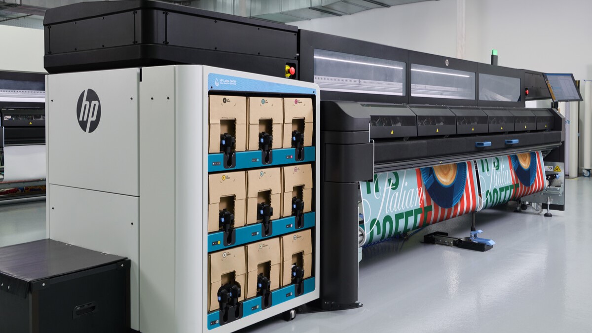 La nueva HP Latex FS70 W sucede a la serie HP Latex 3X00 para cumplir con la promesa de una plataforma escalable de HP, permitiendo que los Proveedores de Servicios de Impresión amplíen sus operaciones sin fricciones, reduzcan la complejidad y desbloqueen nuevas fuentes de ingresos, mientras ofrecen calidad de imagen y consistencia de color en toda su flota global.