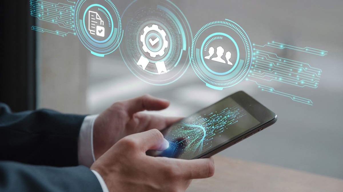 La compañía proyecta mantener una trayectoria de crecimiento de doble dígito en 2026, con una estrategia enfocada en cuatro sectores clave: financiero, turismo, retail y salud.