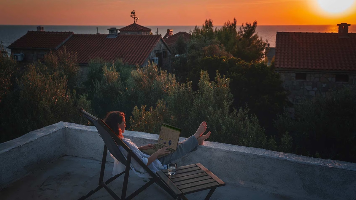 El estudio Igniting Real Workplace Transformation muestra que, aunque más del 80% de las organizaciones reconoce que la Gen AI transformará la forma de trabajar, solo el 39% está actuando hoy. Además, un 89% coincide en que solo con nuevas herramientas no basta: se necesita reinventar todo el entorno digital de trabajo.