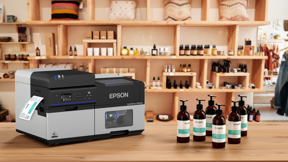 La ColorWorks CW-C8000 es una impresora creada para optimizar la producción de etiquetas de alta calidad, precisión y un enfoque sostenible.