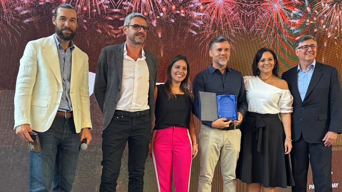 Álvaro Brodksy, Director de Producto División de Valor; y Carolina Norambuena, Gerente de Marketing. Ambos son ejecutivos de Intcomex Chile junto a representantes de Cisco.