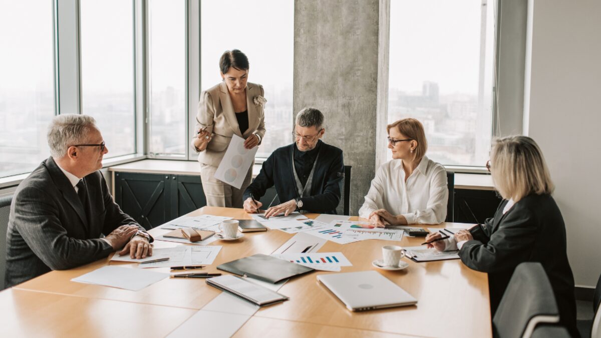 La inteligencia artificial dejará de ser experimental y se convertirá en una capacidad básica del negocio. Expertos advierten que no adoptarla implicará una brecha real en productividad y competitividad.