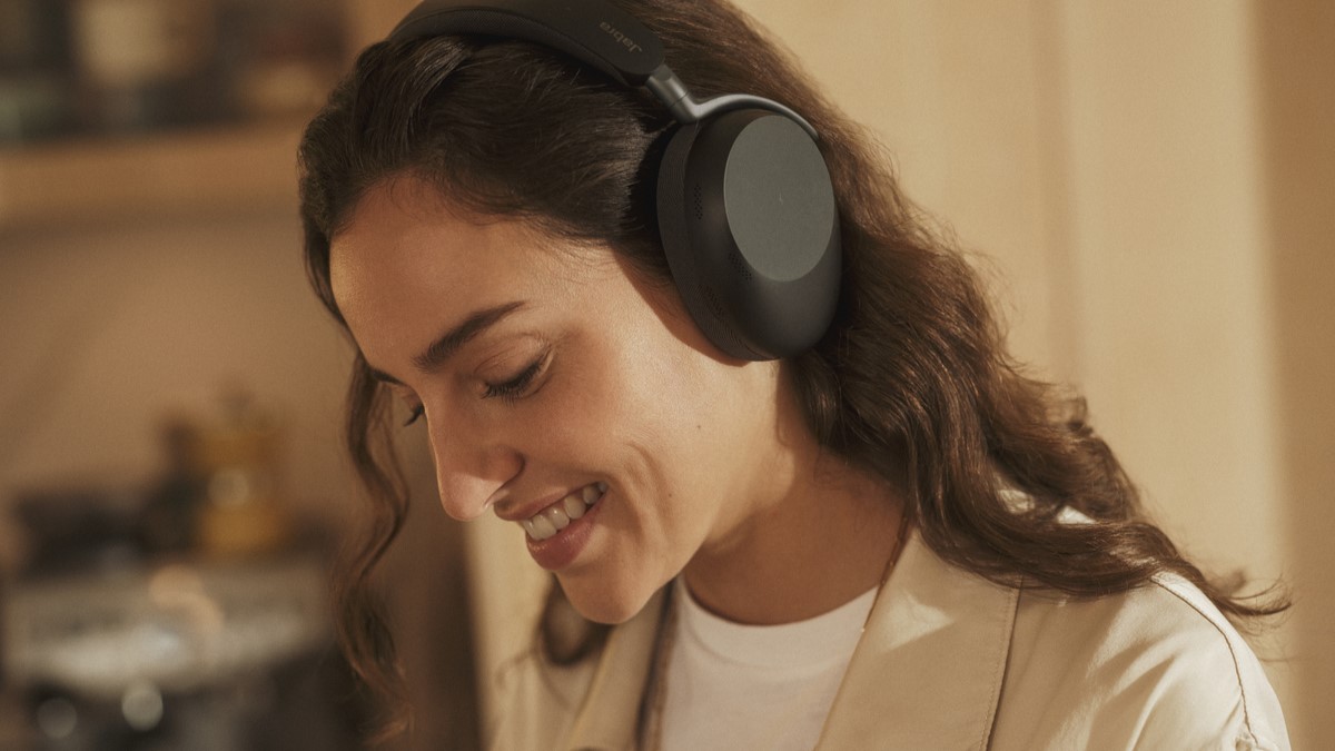 • La compañía refuerza su cartera de soluciones con los modelos Evolve3 85 y Evolve3 75, dos auriculares profesionales que combinan la tecnología ClearVoice de Jabra y Cancelación Activa de Ruido Adaptativa (ACN) para lograr llamadas de alta claridad incluso en ambientes ruidosos.