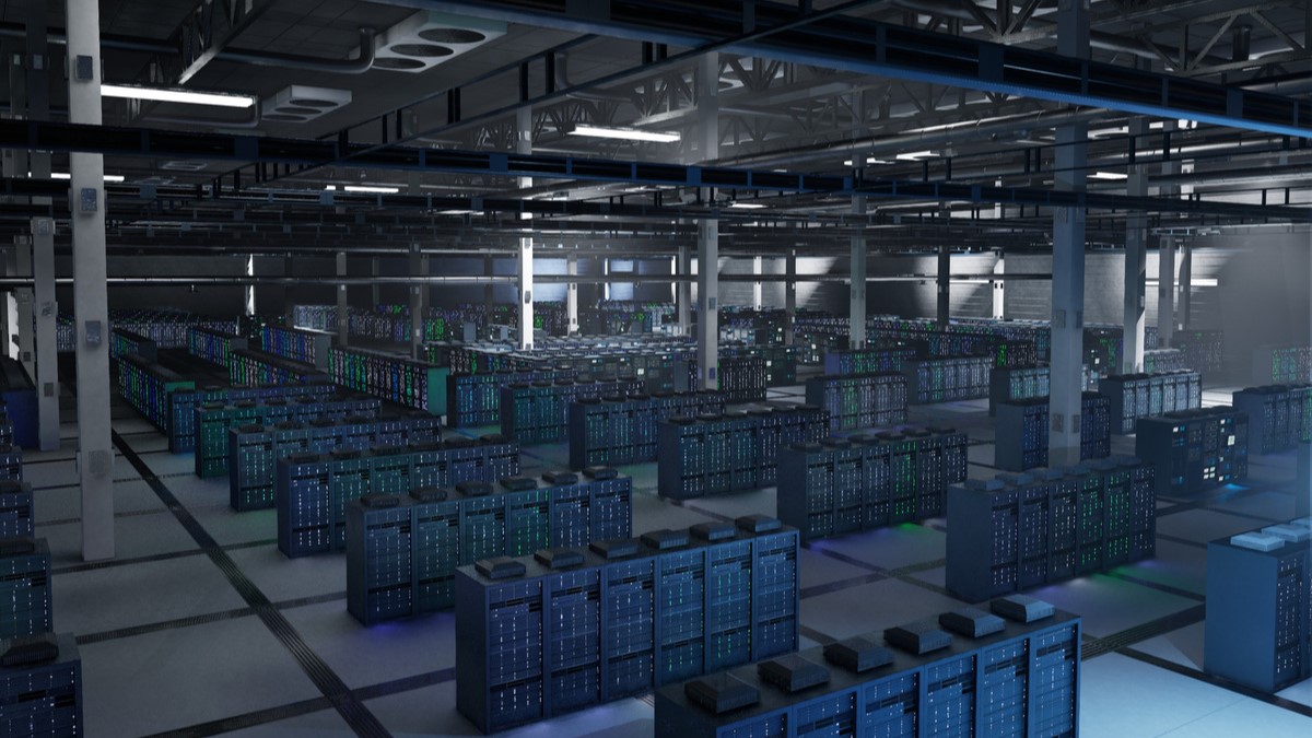 Vertiv incorporó recientemente a su portafolio un servicio gestionado que aplica análisis predictivo para identificar desviaciones operativas antes de que se materialicen riesgos. Este enfoque se aleja de los esquemas tradicionales basados en calendario y funciona como contexto para entender cómo evoluciona la gestión tecnológica de centros de datos impulsados por IA, donde la visibilidad y el control operativo se vuelven cada vez más relevantes.