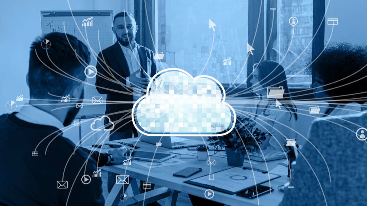 El almacenamiento de información corporativa en servicios de nube personales representa un riesgo significativo para las empresas, ya que expone datos sensibles a entornos fuera del control de los equipos de TI y de las políticas internas de seguridad.