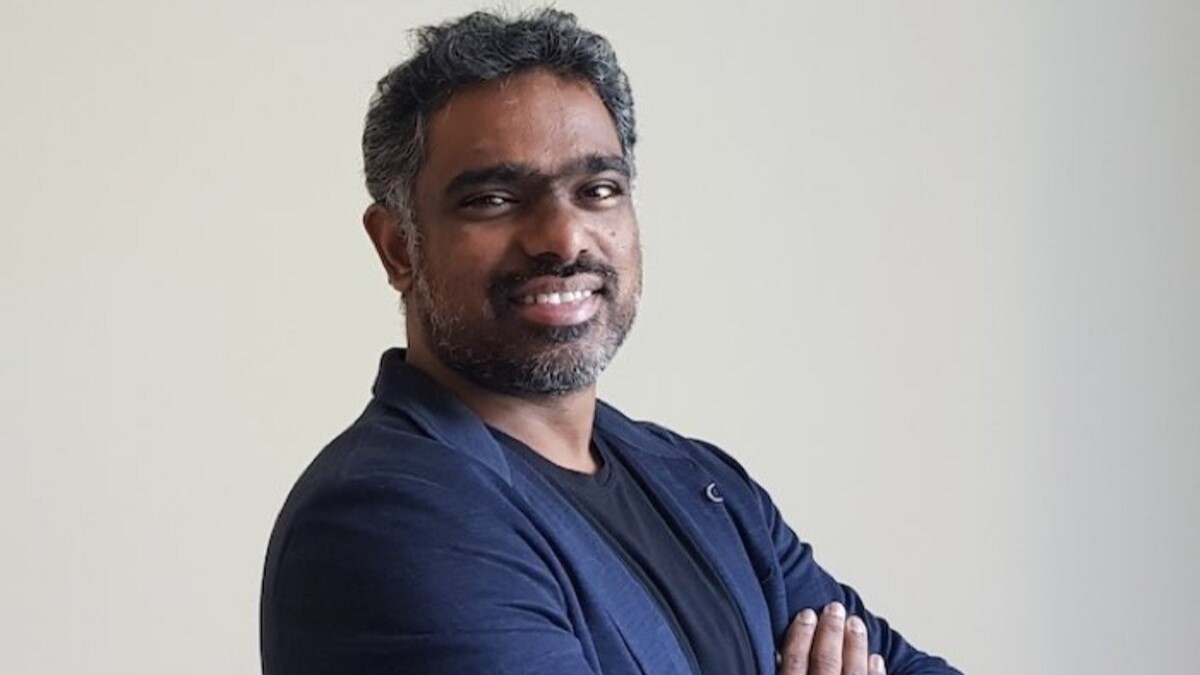 Raju Vegesna, Jefe Evangelista de Zoho. El crecimiento orgánico de las empresas vino acompañado de una "colección" de software: una herramienta para ventas, otra para finanzas, una más para marketing. El resultado: un costoso ecosistema de parches, silos de información y procesos manuales que ralentizan la toma de decisiones.