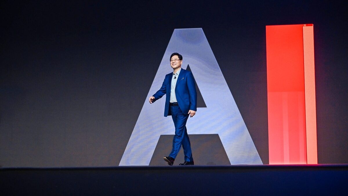 Yuanqing Yang, presidente y CEO de Lenovo.  Lenovo ofrece un trimestre excepcional, marcando una era de crecimiento y rentabilidad impulsada por la IA.