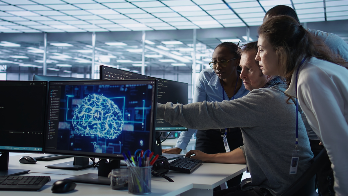 Frente al auge de la GenAI, la creatividad humana se vuelve la habilidad clave; las empresas deben capacitar a sus equipos para combinar juicio y contexto humano con la velocidad y escala de la IA.