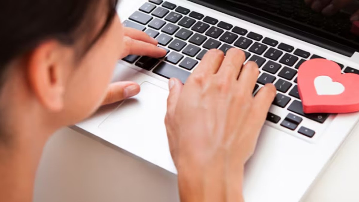 Con la llegada del Día de San Valentín 2026, la gente recurre a las compras en línea, las citas digitales y las ideas de regalos de última hora pero los investigadores de Check Point han identificado un fuerte aumento en sitios web de phishing con temática de San Valentín, tiendas fraudulentas y plataformas de citas falsas diseñadas para robar datos personales e información de pago.