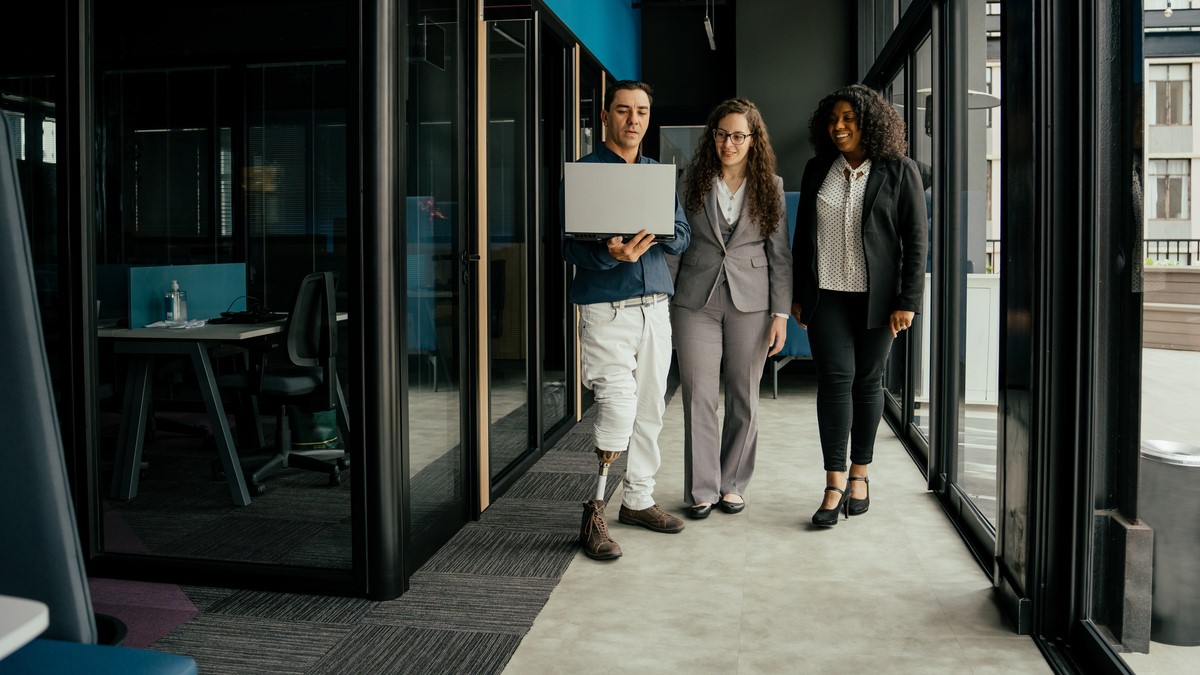 SAP da un paso decisivo en esta dirección al presentar SAP Engagement Cloud. Esta evolución trasciende el cambio de marca; representa la integración definitiva de la Inteligencia Artificial con los datos operativos para permitir que las compañías colombianas ejecuten estrategias de fidelización en tiempo real.