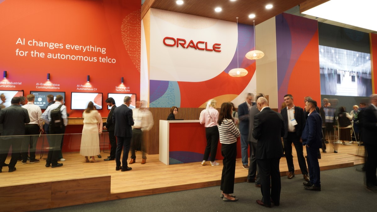 En el Mobile World Congress 2026, la compañía redefine el core business de las telcos presentándolas como auténticas fábricas de IA a través de un portafolio que integra IA soberana, nube distribuida y automatización para optimizar redes, mejorar la eficiencia operativa y habilitar nuevos servicios empresariales.