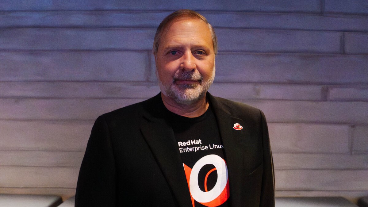 De acuerdo con Alejandro Dirgan, líder de la plataforma RHEL para Latinoamérica en Red Hat, muchas organizaciones enfrentan altos costos, riesgos operativos y equipos de TI sobrecargados al dedicar la mayor parte de su tiempo a mantener infraestructuras tradicionales. 