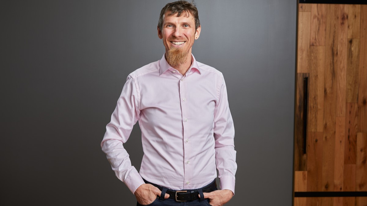 Chris Wright, director de tecnología y vicepresidente sénior de Ingeniería Global de Red Hat. La nueva oferta codesarrollada combina Red Hat AI Enterprise y el software de computación acelerada de NVIDIA para ofrecer una base unificada para construir, implementar y escalar aplicaciones habilitadas para IA.