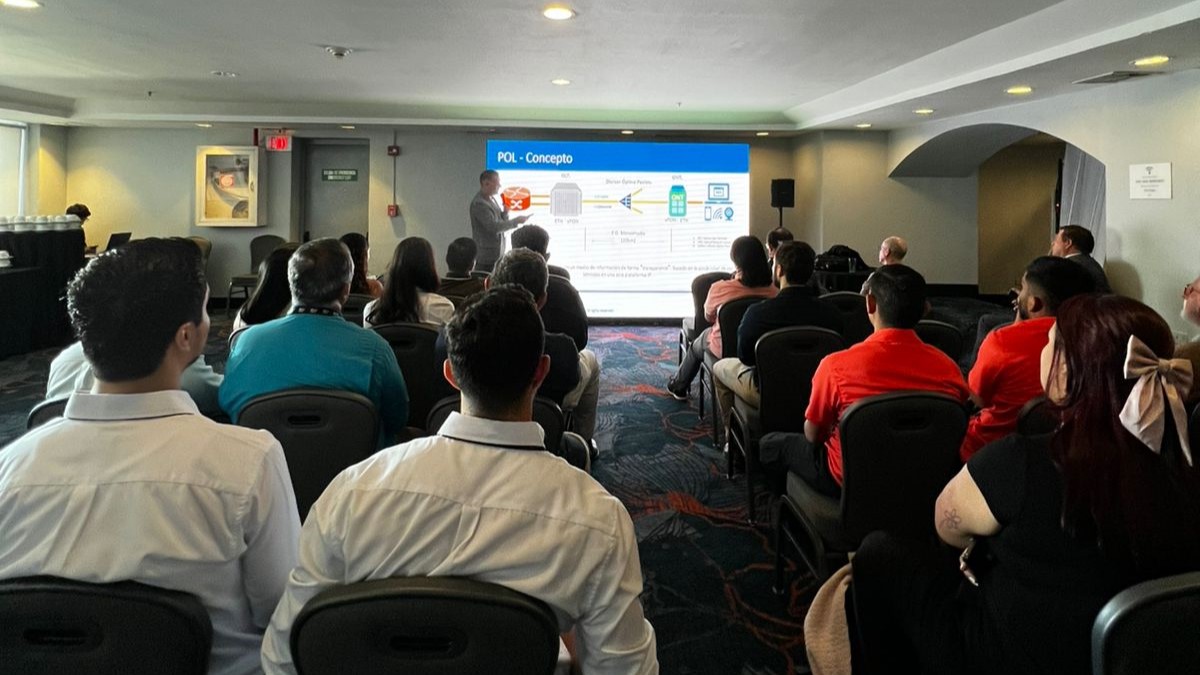 Desde su primera jornada, el evento destacó por una alta participación y una agenda robusta de conferencias técnicas y espacios de networking.