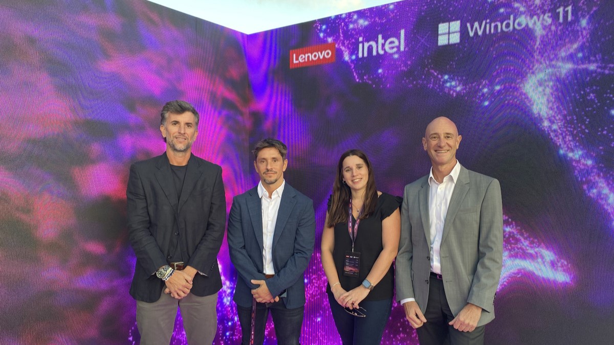 Equipo de Lenovo en el Tech World Argentina: Manuel Coen, Consumer Sales Manager; Octavio Fonseca Alego, gerente general; María Belén Rotelli, ISG Mktg Solutions & AI; y Christian Young, gerente general de ISG. La marca  reveló su visión para el futuro, su estrategia tecnológica y los principales lanzamientos para todo el segmento.