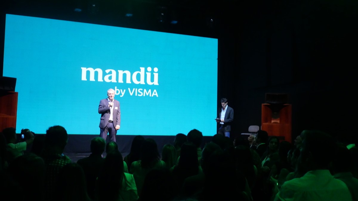 Marcelo Di Gennaro, CEO de Mandü by VISMA, frente al conjunto de los más de 150 clientes presentes.