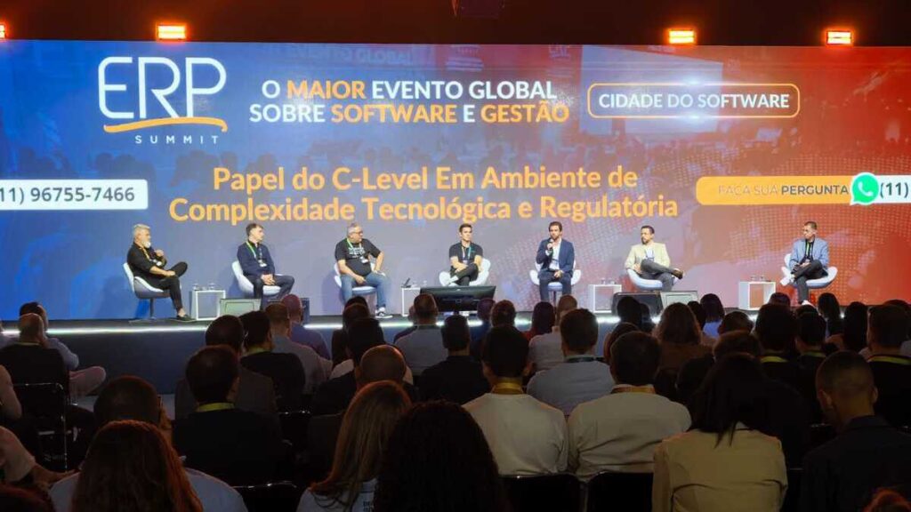 Mesa redonda 'Ambiente dos ERPs em 2026', integrada por Roberto Arruda (CRO de Skyone), Ciro Rech (Gerente General de Sigelcloud y representante de IFS), Marcos Tadeu Júnior (CEO de Invent Software), Jean Paul Vieira (CPO/CMO de Senior Sistemas), Bruno Prodocimo (Head de Oracle) y Luciano Itamar (Co-CEO del Grupo Portal ERP).