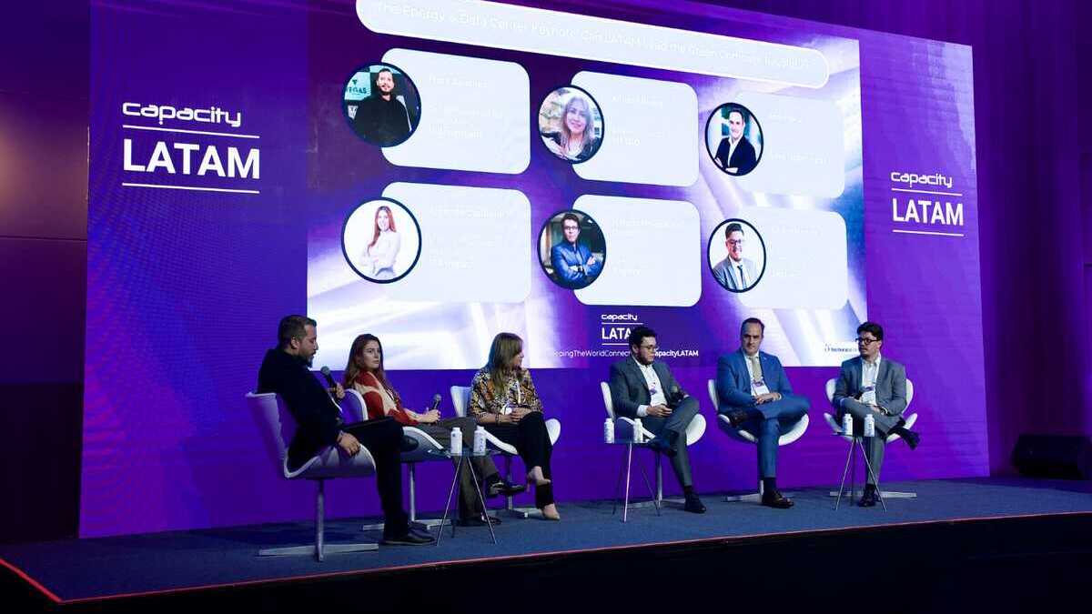 Conferencia: 'The Energy & Data Center Keynote: Can LATAM Lead the Green Compute Revolution?'.
Mark Sanchez, Senior Hyperscale Data Centre Advisor; Amanda Coutinho, Director of Innovation Investments de ISA Impact; Adriana Rivera, Executive Director de MEXDC; Marcus Vinicius de Oliveira, Head of Strategic Projects de Engemon; Andre Balzi, Vice President LATAM de Array Technologies; Juliano Martins, Director de Energy & Infrastructure de Patria Investments.
