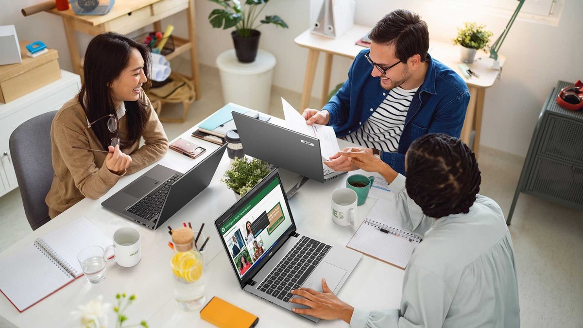 Equipados con procesadores Intel® Core™ Ultra Series 2, los nuevos dispositivos combinan rendimiento optimizado para IA, herramientas de seguridad y gestión empresarial, conectividad avanzada y diseños sostenibles.