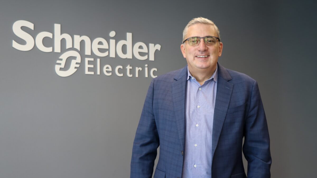 Luis D'Acosta asume esta posición con más de 25 años de experiencia internacional en los sectores de energía, soluciones digitales y software para industria y servicios públicos. Dentro de Schneider Electric, ha desempeñado cargos globales como CEO de Uplight y EVP de Digital Energy.